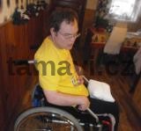 Pohled z boku - speciální polohovací pomůcka na míru