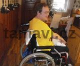 Kombinace dvou polohovacích pomůcek - speciální na polohování kolen a standartní  pro vozíčkáře - aplikace na základě požadavků